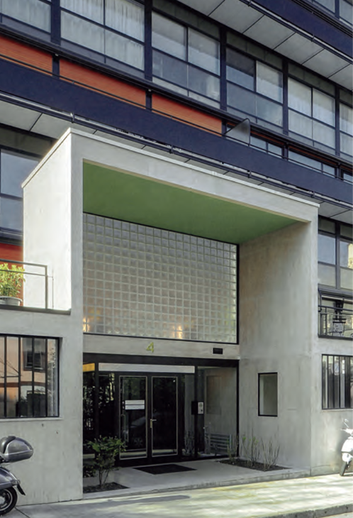 Eingang eines modernen Wohnhauses mit Glasbausteinen, Überdachung, Haustür und Hausnummer 4, Corbusier